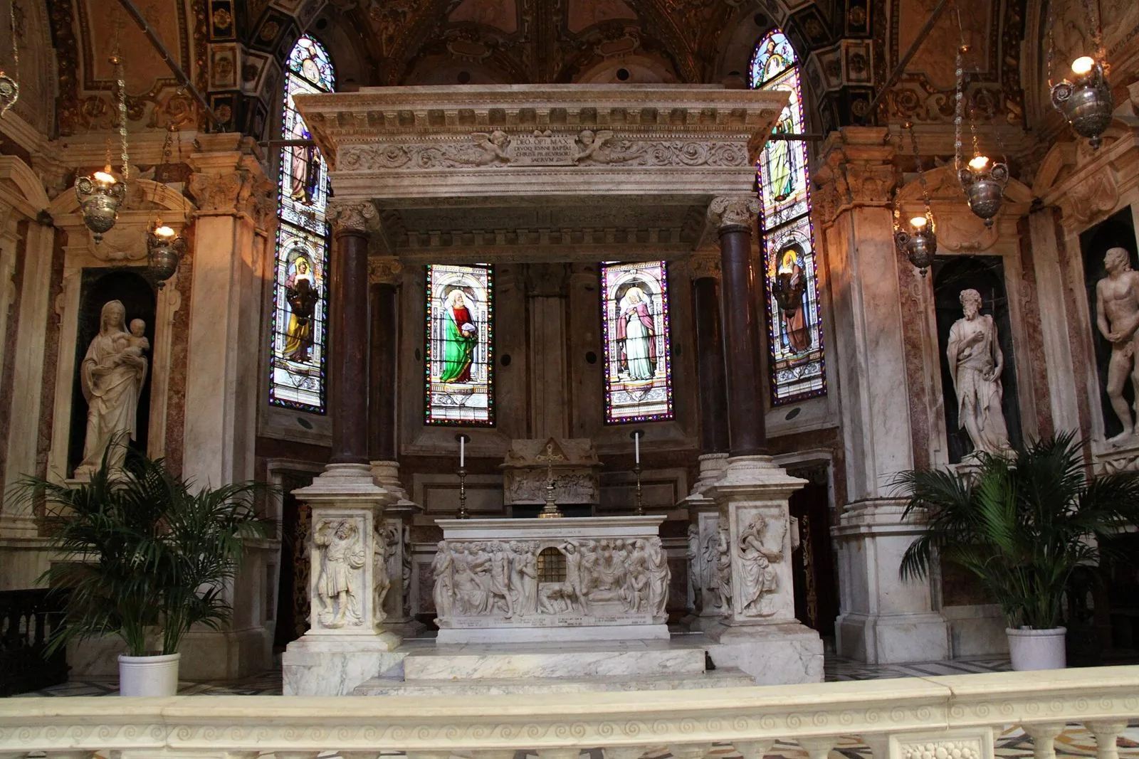 L'altare della cappella di San Giovanni Battista nella Cattedrale di San Lorenzo a Genova