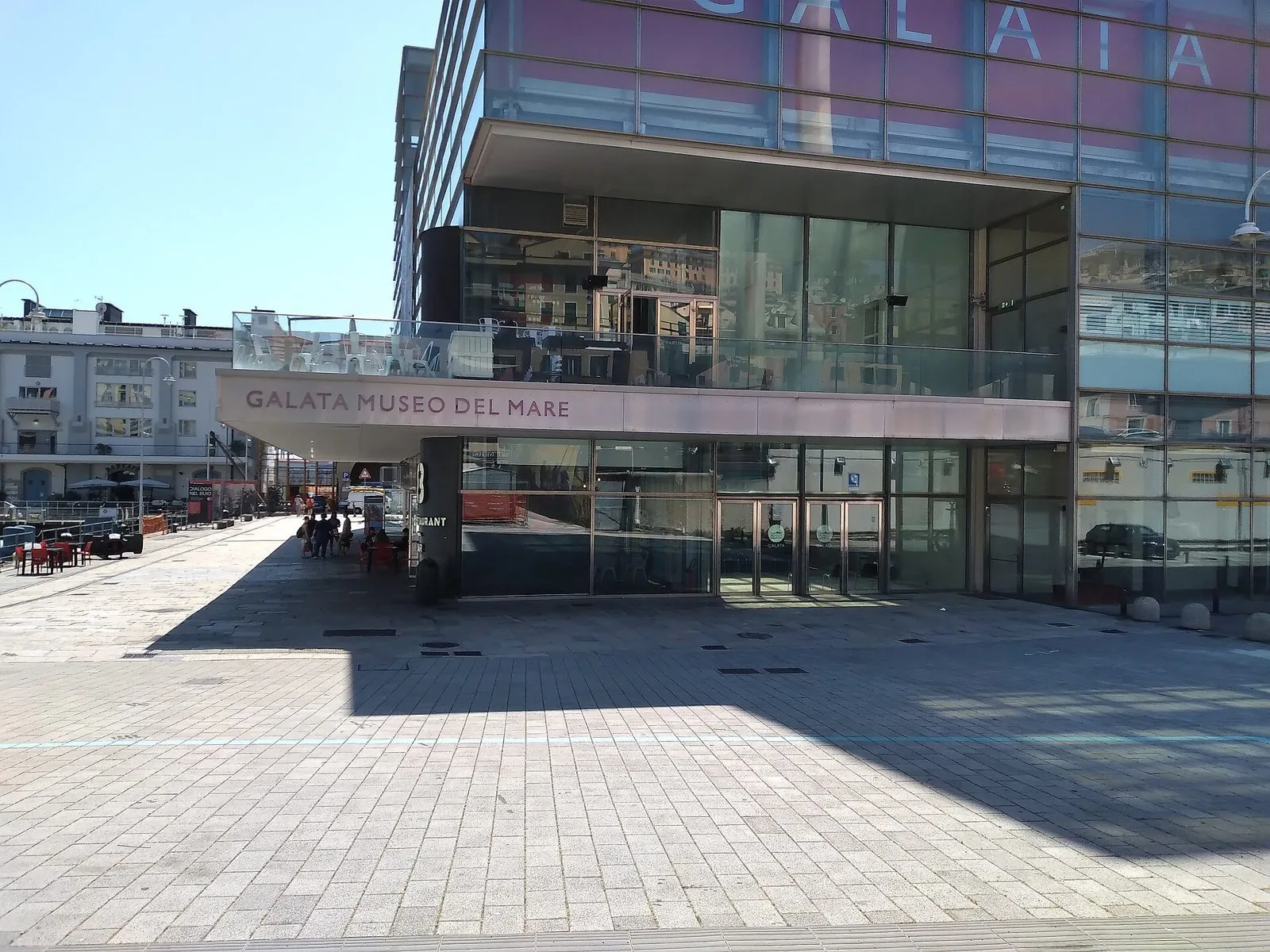 Ingresso del Galata Museo del Mare a Genova con la facciata in vetro sulla Darsena